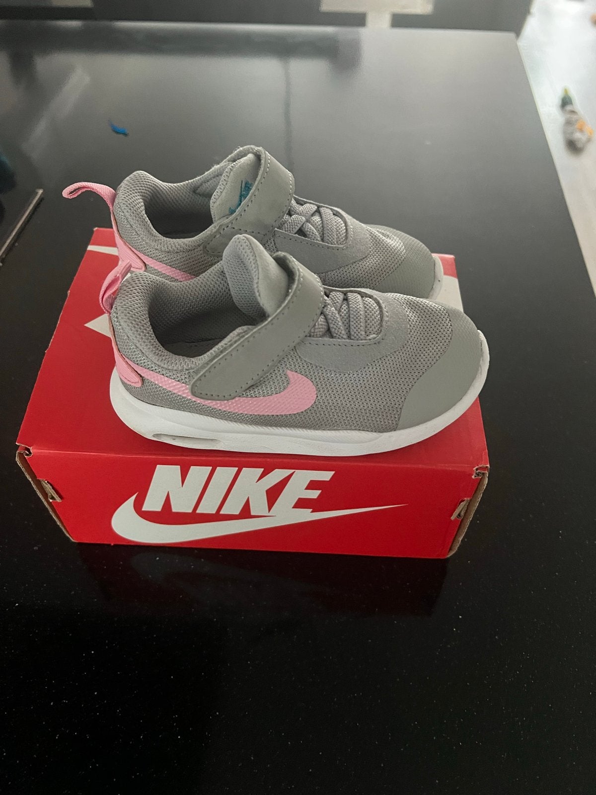 Nike Air Max kinderschoenen grijs/roze, Kinderen en Baby's, Kinderkleding | Schoenen en Sokken, Ophalen of Verzenden, Nieuw, Meisje