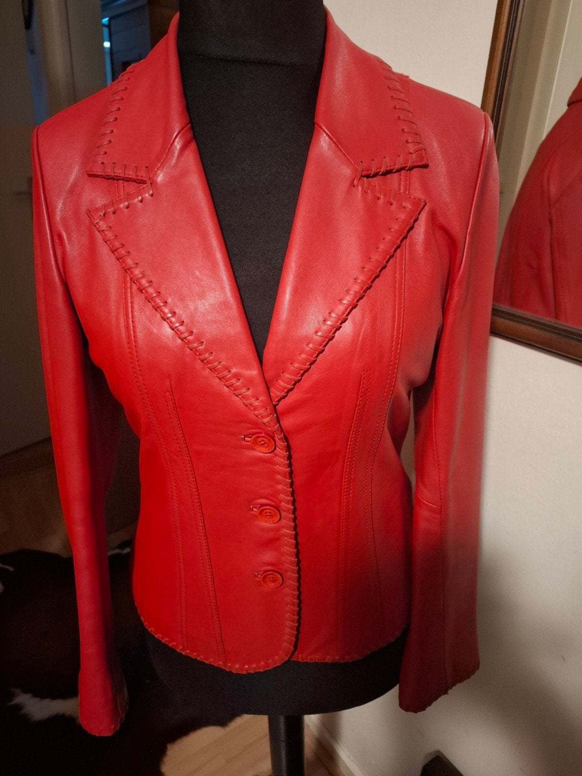 Rood leren jasje met decoratieve stiksels nieuw, Kleding | Dames, Maat 38/40 (M), Ophalen of Verzenden, Rood, Onbekend