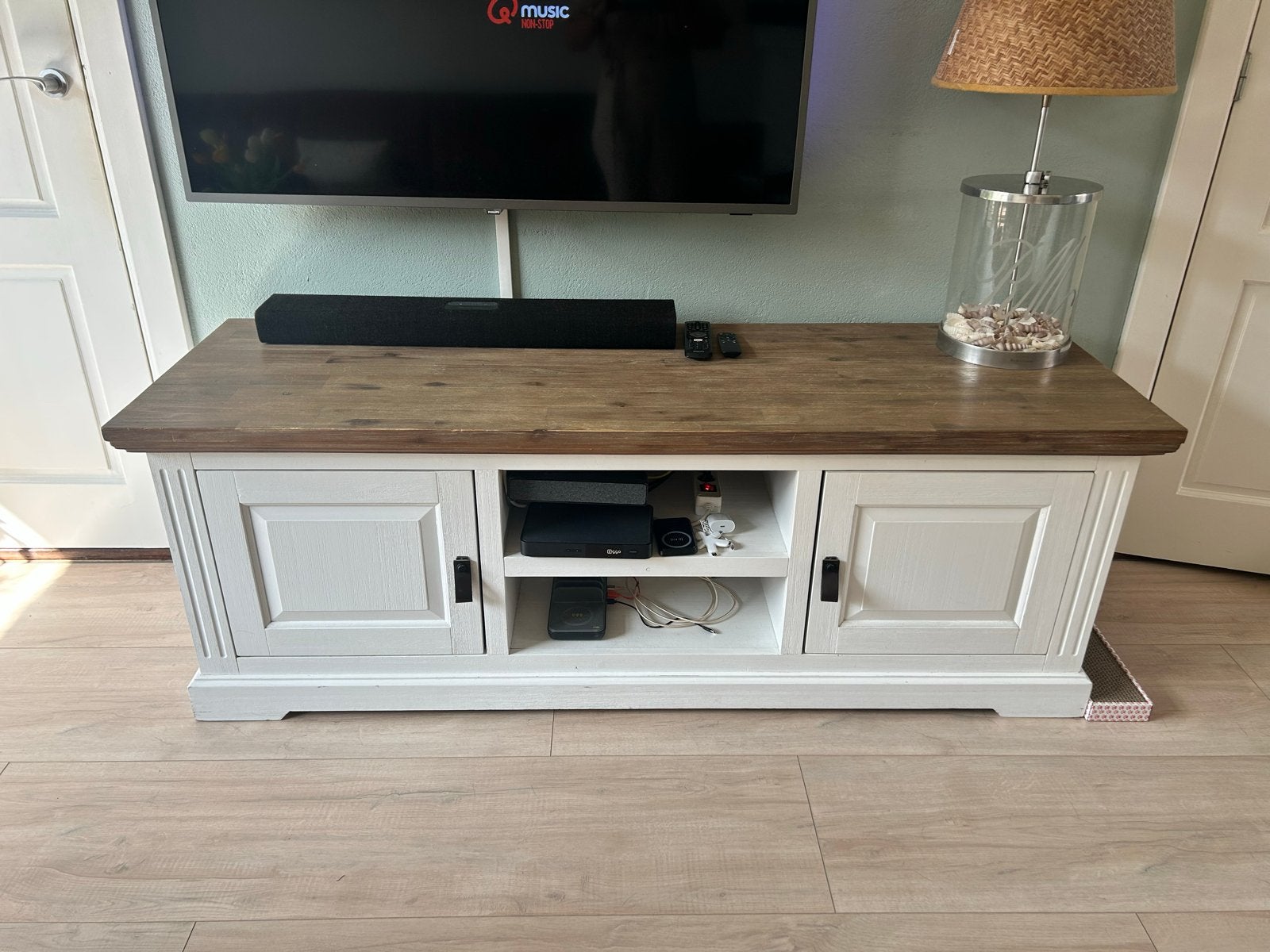 Wit tv-meubel met houten blad, Ophalen, Gebruikt, 100 tot 150 cm, Minder dan 100 cm