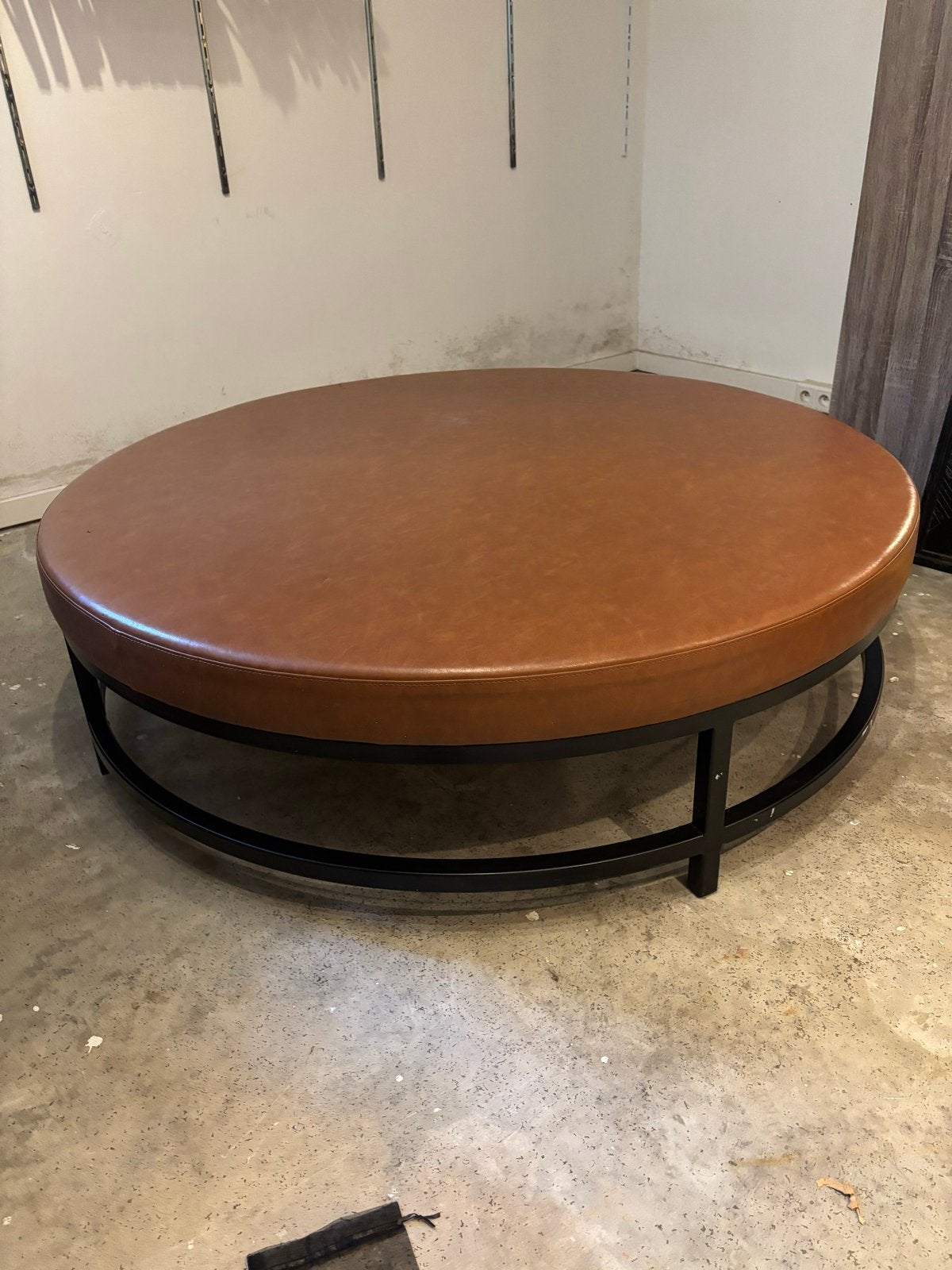 Ronde salontafel/poef van bruin leer en metaal, Ophalen, Gebruikt, 50 tot 100 cm, 100 tot 150 cm