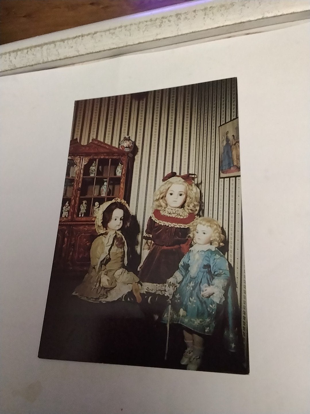 Oude ansichtkaart Poppenmuseum Maastricht 3 poppen, Ophalen of Verzenden