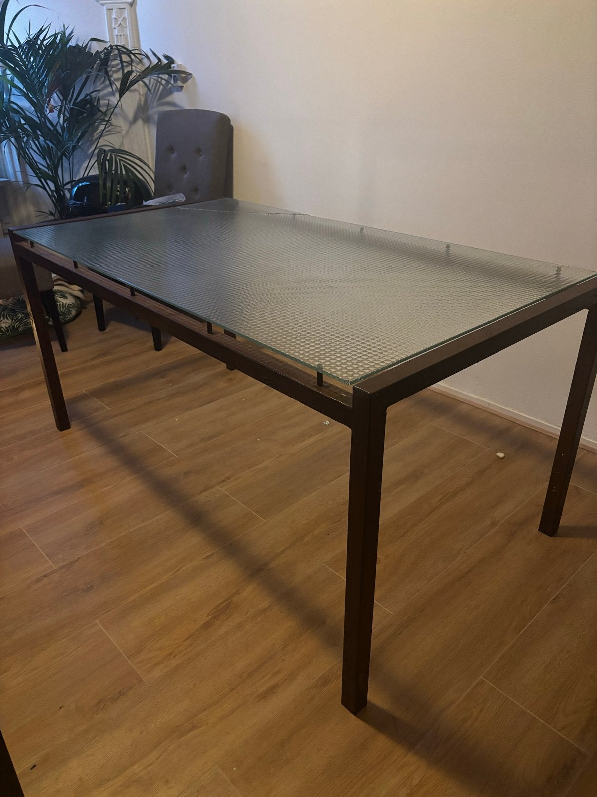 Moderne eettafel met glazen blad en metalen onderstel, Ophalen, Gebruikt, 50 tot 100 cm, Glas