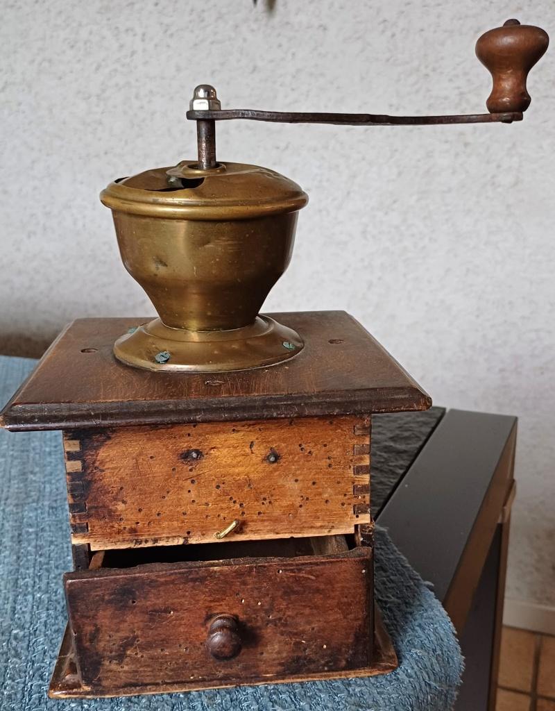 antieke koffie molen, Ophalen