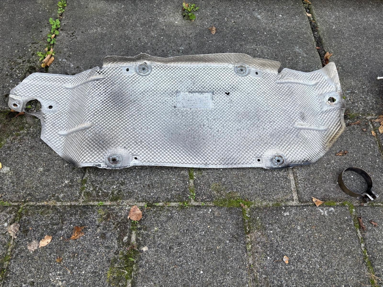 Bodemplaat / hitteschild onder / achterzijde VW Golf 5 GTi, Auto-onderdelen, Ophalen, Gebruikt, Volkswagen