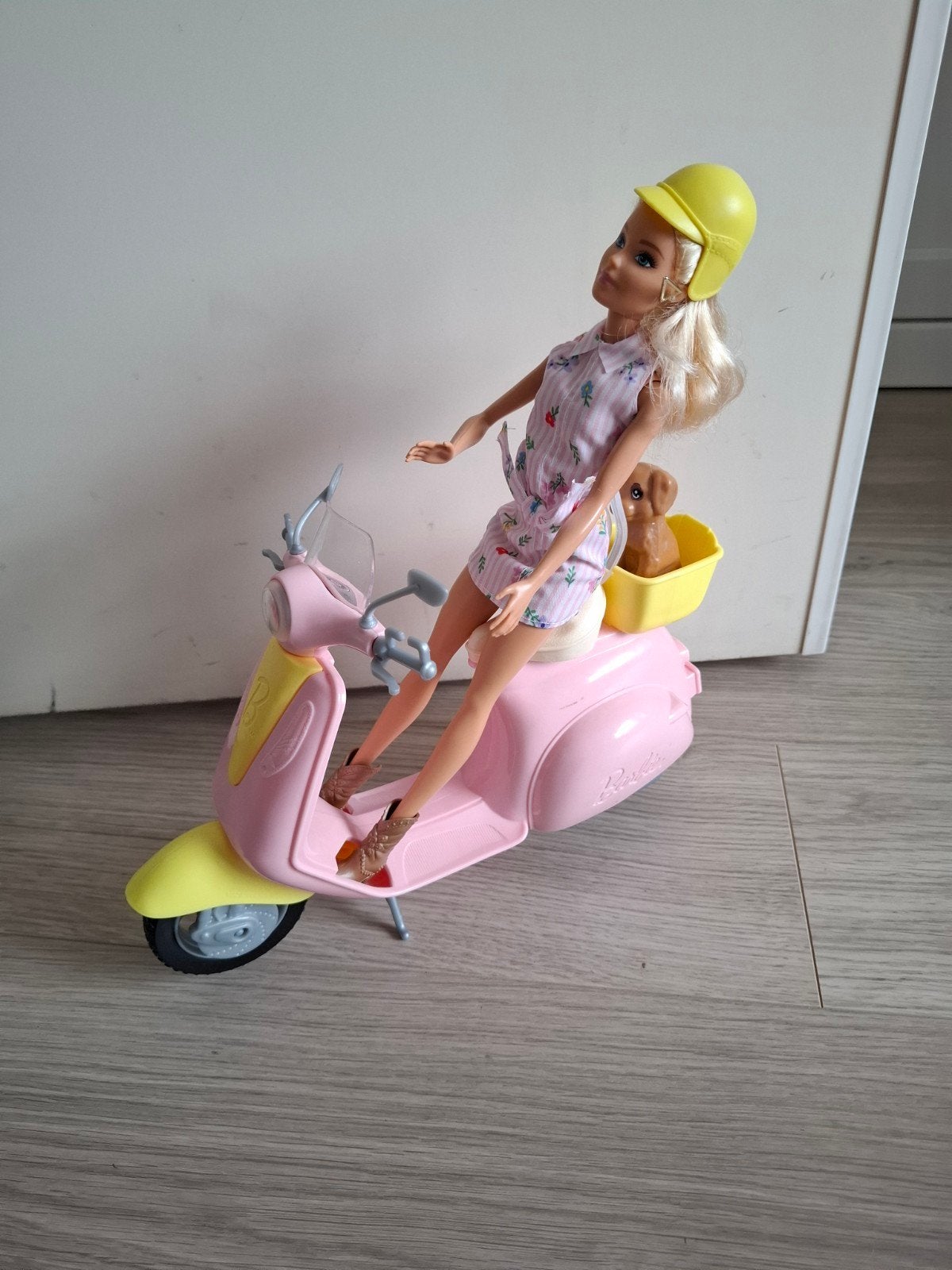Barbie met scooter