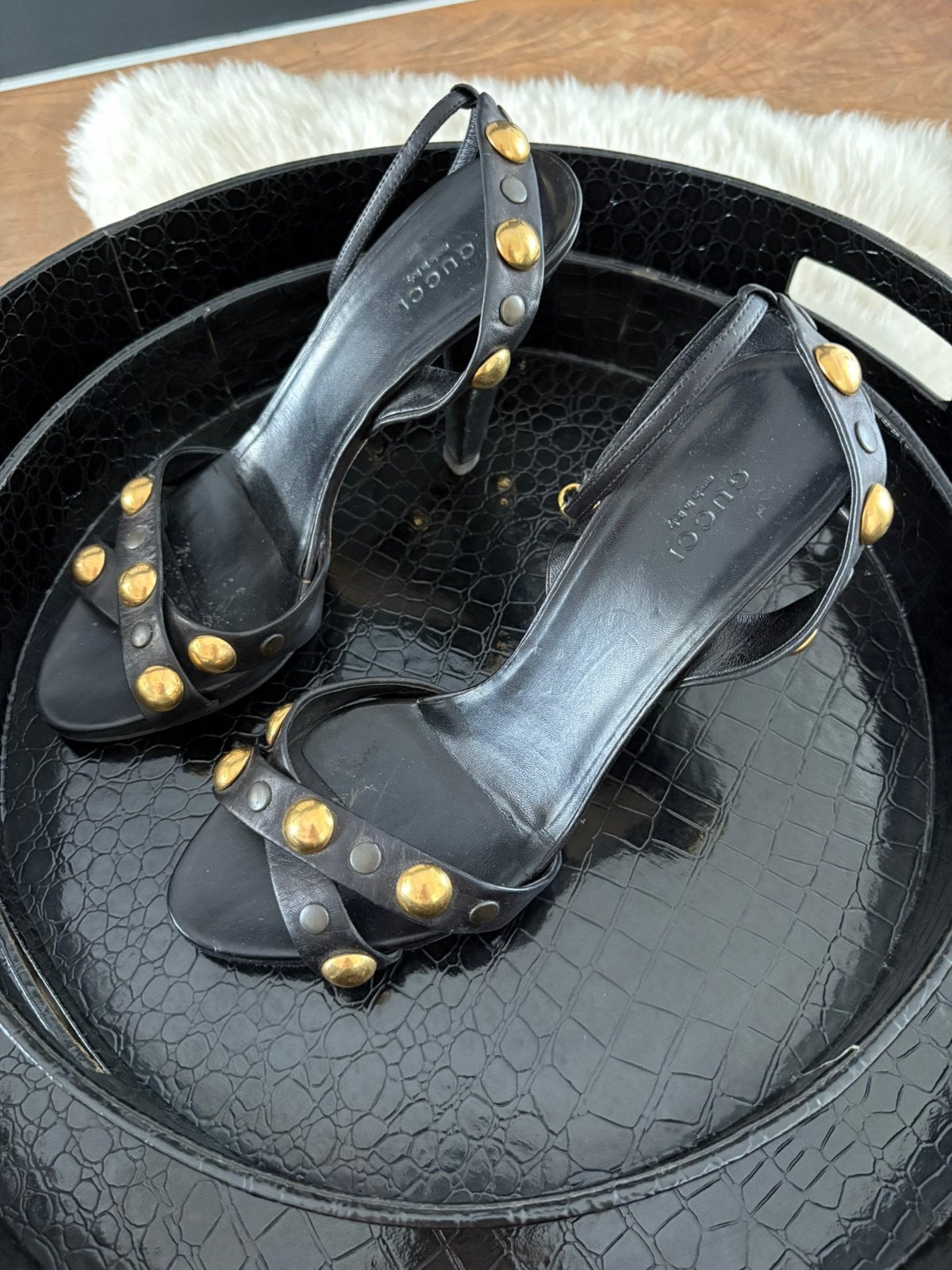 Gucci zwarte leren sandalen met gouden studs – maat 40, Kleding | Dames, Schoenen, Zwart, Gedragen, Sandalen of Muiltjes, Ophalen of Verzenden