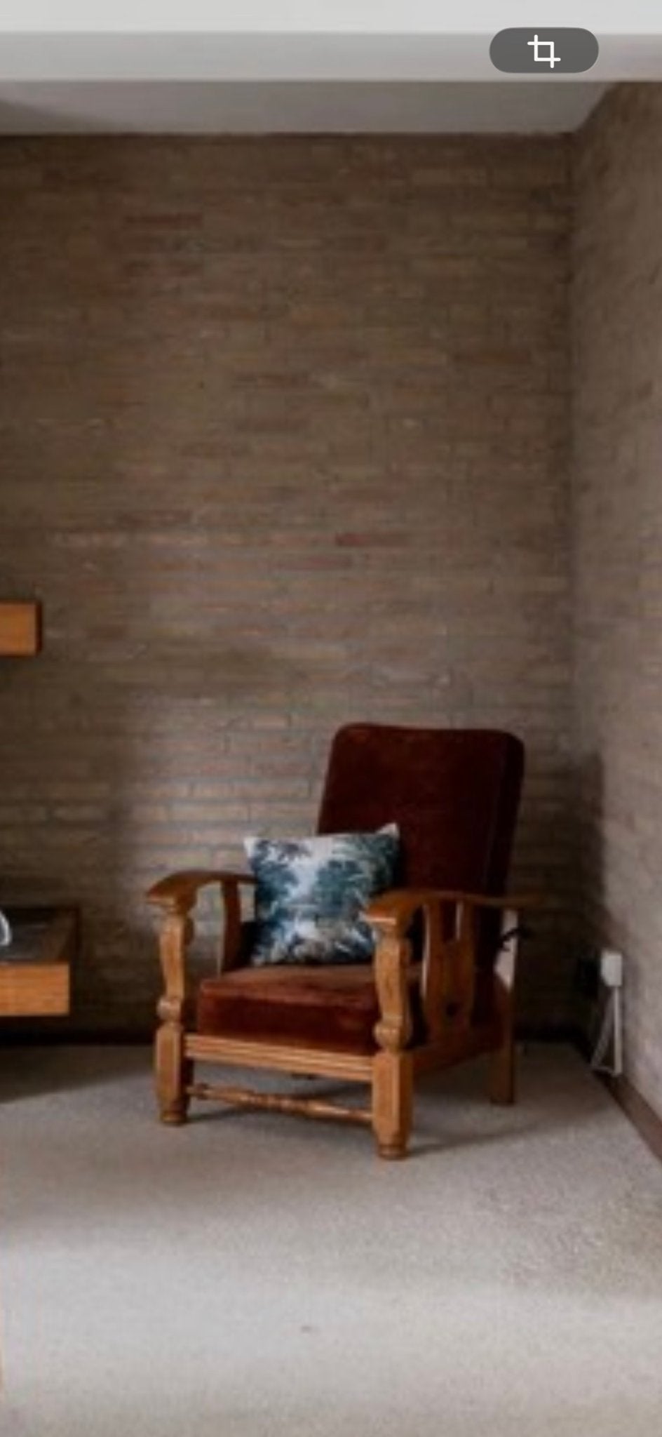 Vintage houten rookstoel met bordeauxrode bekleding, Ophalen, Gebruikt, 75 tot 100 cm, 50 tot 75 cm