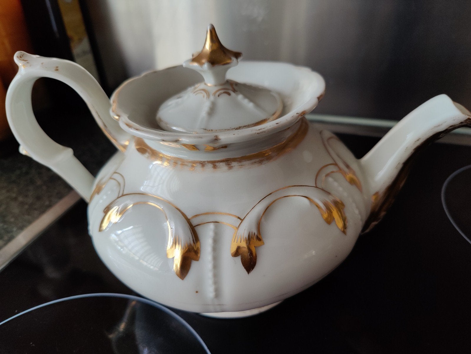 Prachtige antieke witte theepot met goudkleurige versiering, Antiek en Kunst, Verzenden