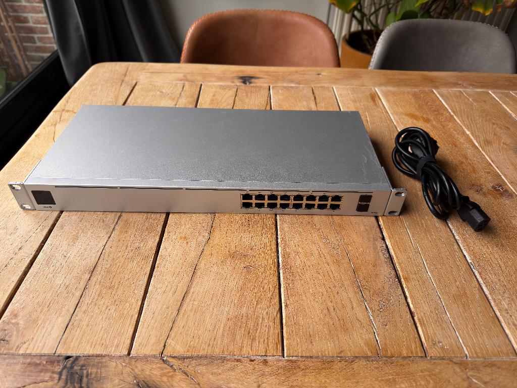 Ubiquiti unifi USW 16 POE+ 42W gen 2 - netwerk switch, Computers en Software, Netwerk switches, Ophalen of Verzenden, Zo goed als nieuw