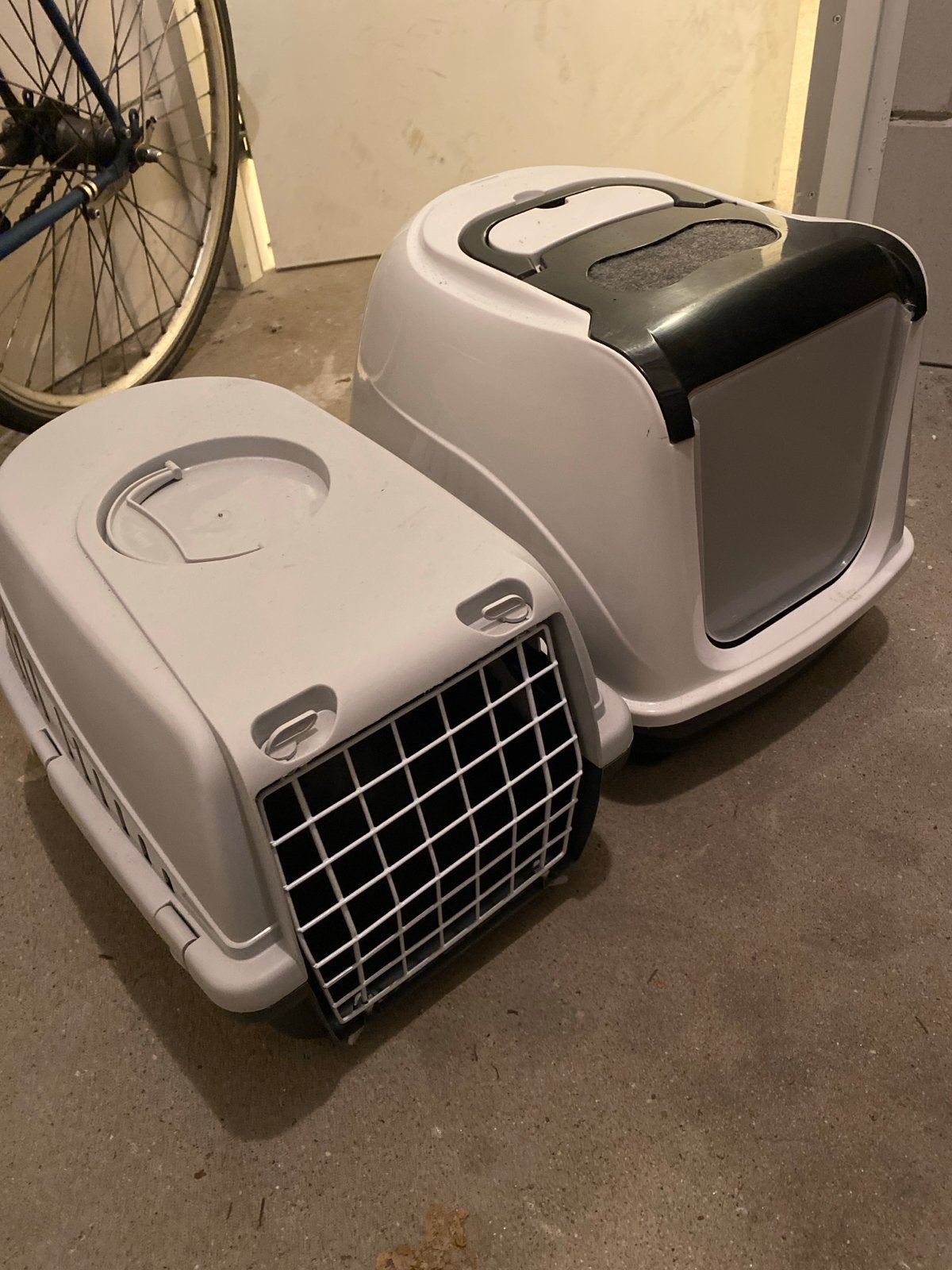 Kattenbak en kattenreismand, Ophalen
