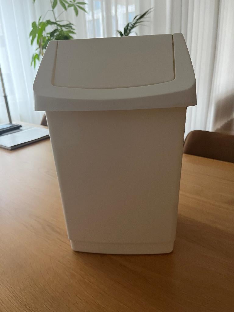 T.k.a. 2 Curver plastic witte kantelbare afvalbakken., Ophalen, Zo goed als nieuw, Kunststof, Met deksel