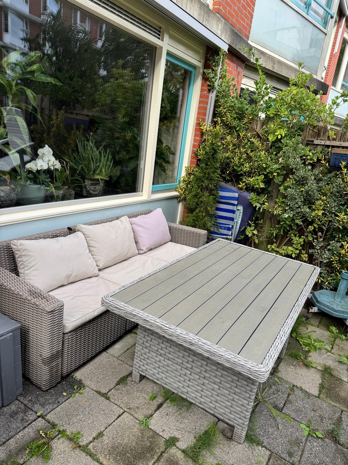 Mooie wicker loungesofa met tafel en kussens