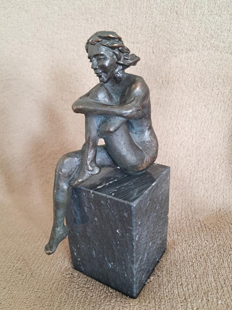 Bronzen sculptuur van een zittende vrouw H 16 cm, Antiek en Kunst, Ophalen of Verzenden