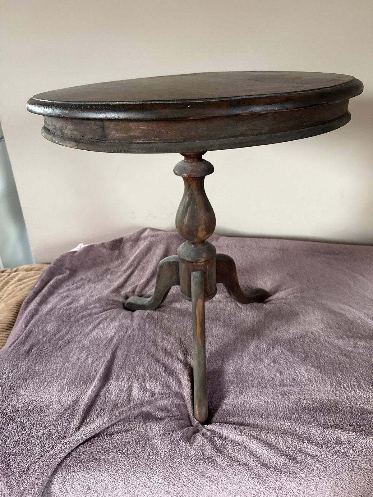 Antieke houten bijzettafel met driepoot, Ophalen