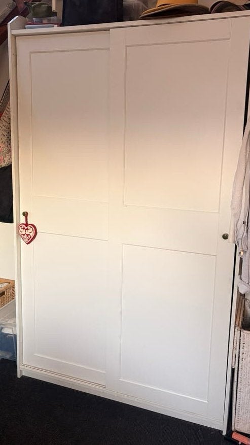 HAUGA Schuifdeurkast wit 118x55x199 cm, Huis en Inrichting, Kasten | Kledingkasten, Ophalen, Met plank(en), 100 tot 150 cm, Zo goed als nieuw