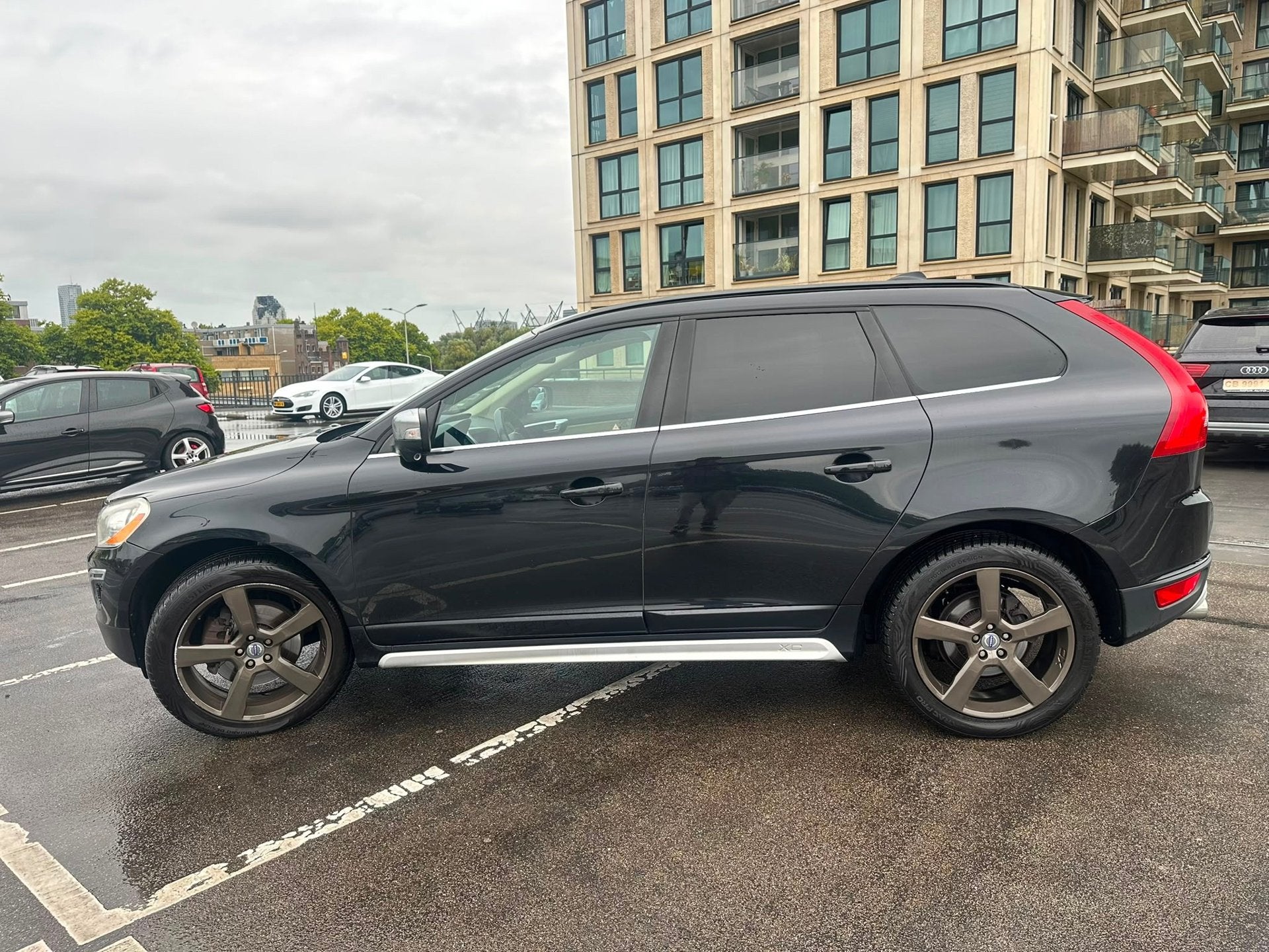 Volvo XC60 2.4 D5 AWD R-Design Bomvol Adaptief Cruise Pano T, Auto's, Dealer onderhouden, Gebruikt, Beige, 197 €/maand
