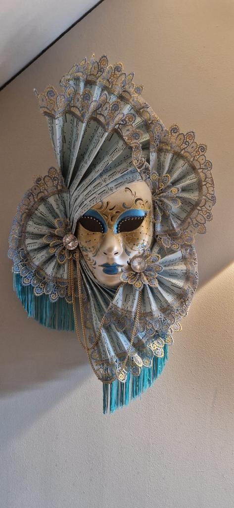 Veneziaans masker, Ophalen