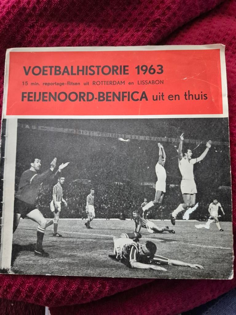 Oude single( 45 toeren ) uit 1963...feyenoord- benfica, Ophalen of Verzenden, Shirt