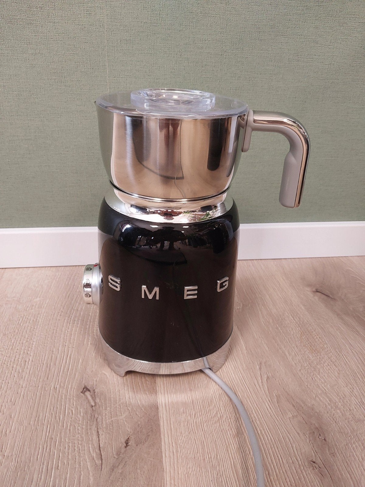 Smeg Melkopschuimer Zwart - Perfect voor Koffieliefhebber, Ophalen of Verzenden, Gebruikt, Elektrische melkopschuimer