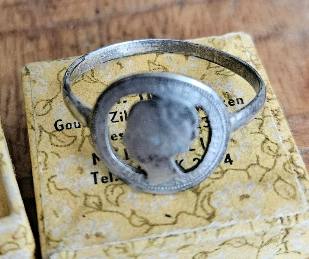 Vintage Zilveren Ring met Profiel van Koningin Wilhelmina, Gebruikt, Ophalen of Verzenden, 17 tot 18, Dame