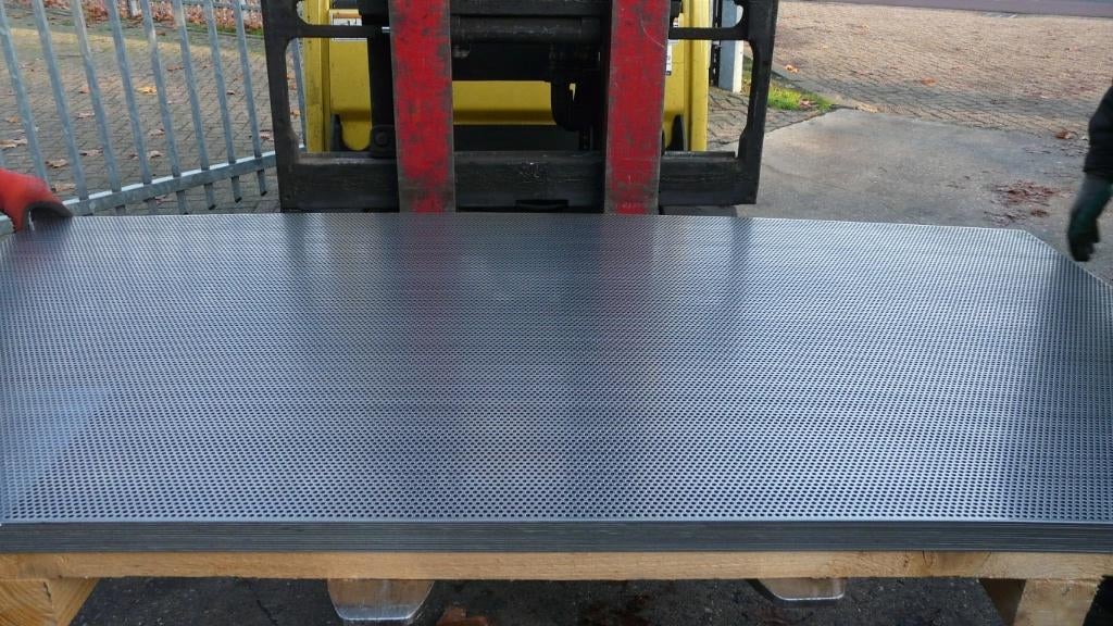 Geperforeerde staalplaat 2000 x 1000 x 3 mm prijs per kg, Doe-het-zelf en Verbouw, Metalen, Ophalen, Nieuw, IJzer