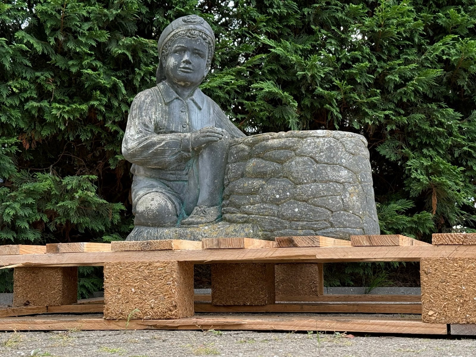 Waterman met put - Tuinbeeld, Ophalen, Gebruikt, Beton, Mensenbeeld