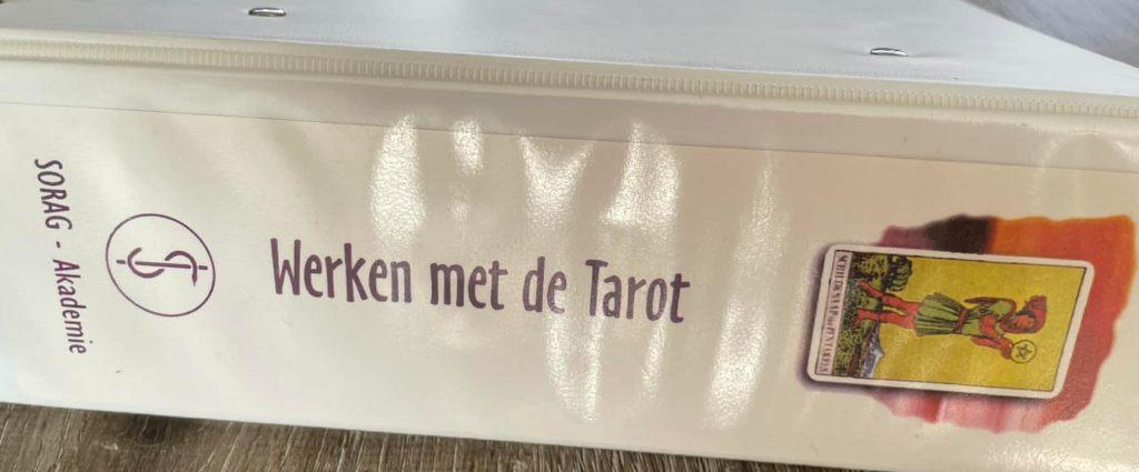 complete Sorag cursus werken met de tarot, Boeken, Ophalen of Verzenden, Gelezen, Tarot of Kaarten leggen, Instructieboek
