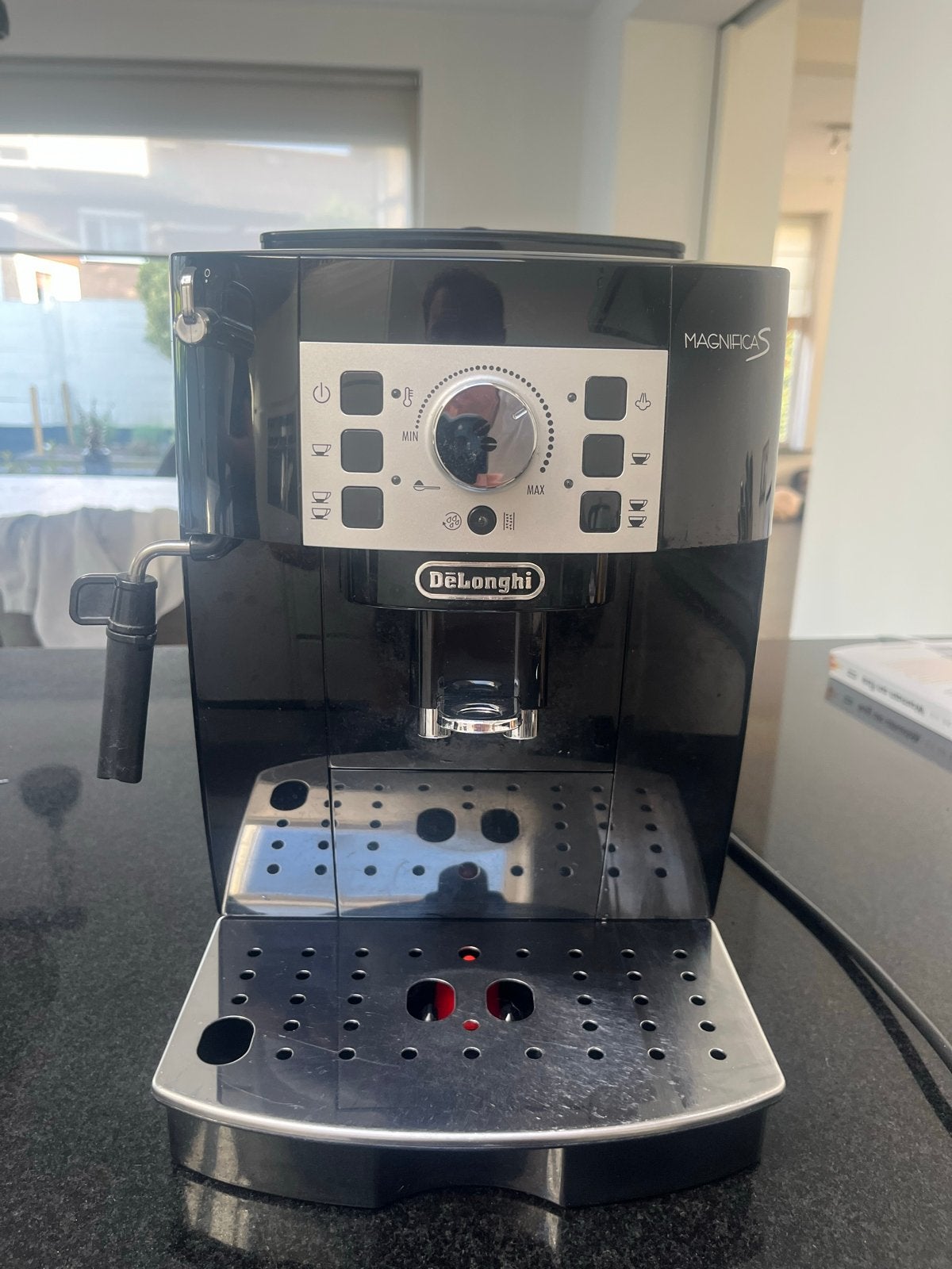 DeLonghi Magnifica S volautomatische espressomachine, Ophalen, Afneembaar waterreservoir, Gebruikt, Espresso apparaat