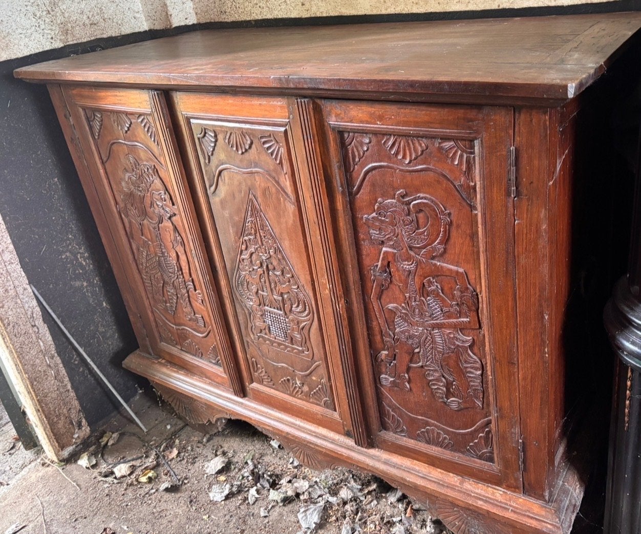 Javaanse wajang kast / Bar met gedetailleerd houtsnijwerk, Ophalen