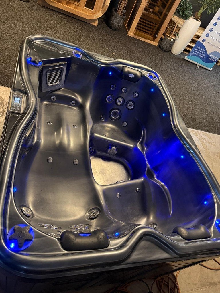 Luxe Jacuzzi 2/3 persoons zwart marble – 2 zitplaatsen, Ophalen, Zo goed als nieuw, Afdekzeil, Vast