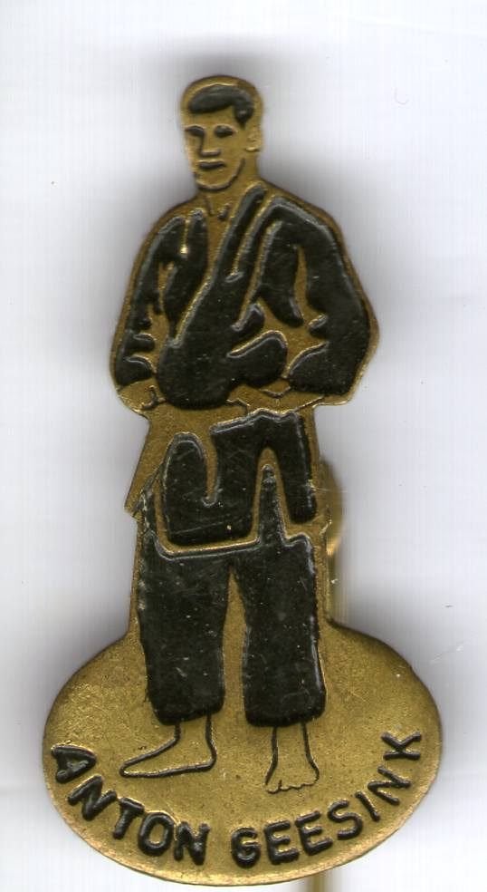Anton Geesink zwart op koper judoka speldjes ( R_017a), Verzenden, Zo goed als nieuw, Figuurtje, Speldje of Pin