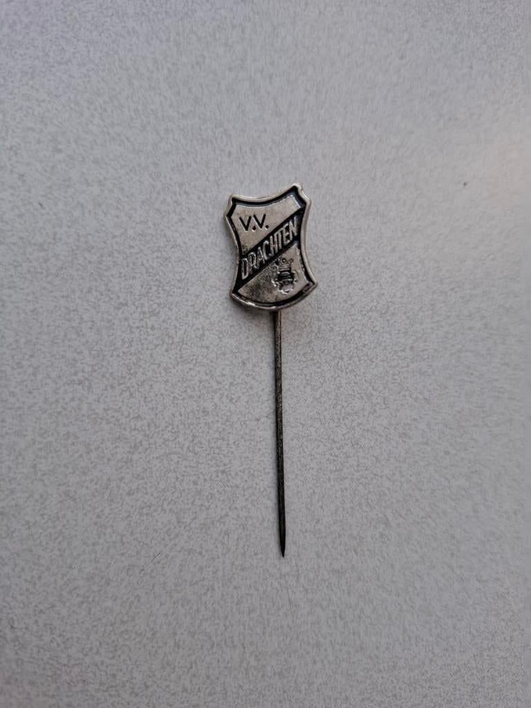Vintage speldje pin prikker steekspeld V. V. Drachten, Verzamelen, Speldjes, Pins en Buttons, Ophalen of Verzenden, Sport