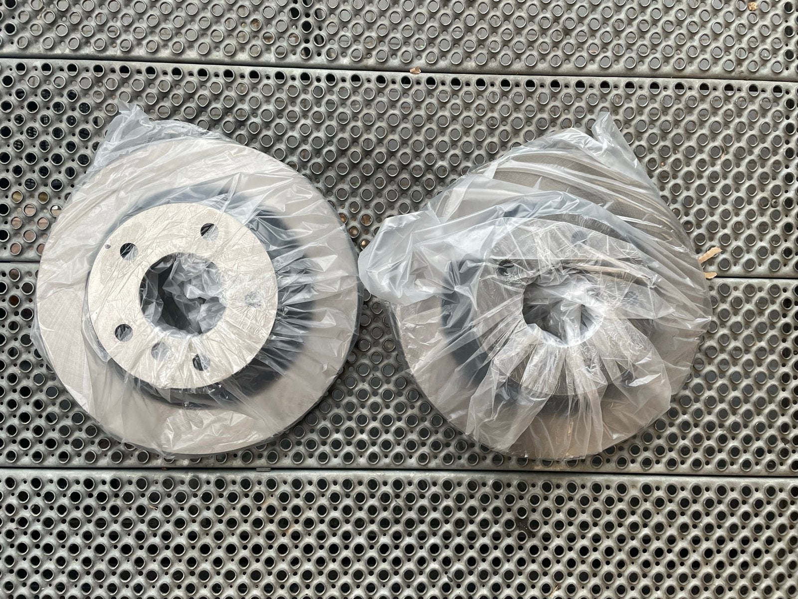 Complete Remmenset BMW Voor | 4 Remschijven + 8 Remblokken, Nieuw, Ophalen of Verzenden, Ferdinand Bilstein GmbH + Co. KG, Support@bilsteingroup.com