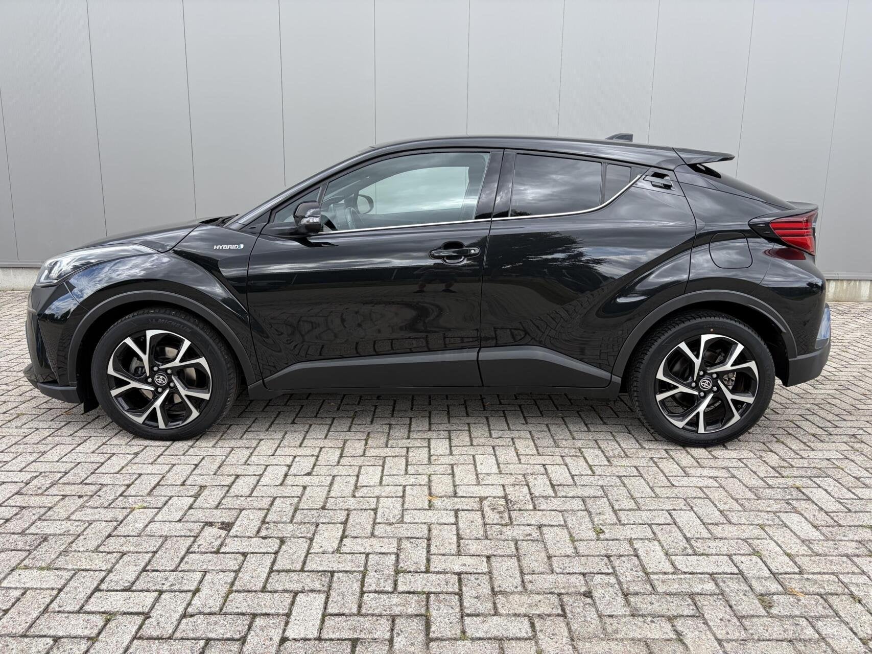 Toyota C-HR 2.0 Hybrid First Edition Dealer OH|Carplay|Facel, Euro 6, 4 cilinders, Met garantie (alle), Zwart