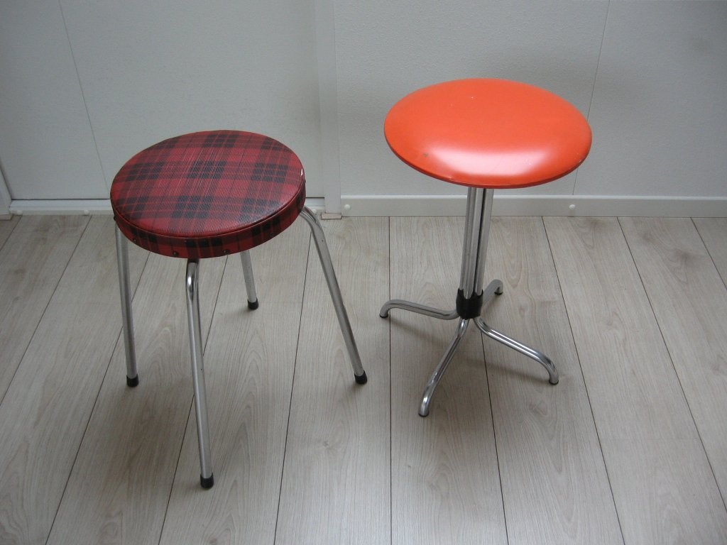 2 Brocante 60 65 jaar vintage krukjes chroom samen €30.-, Ophalen