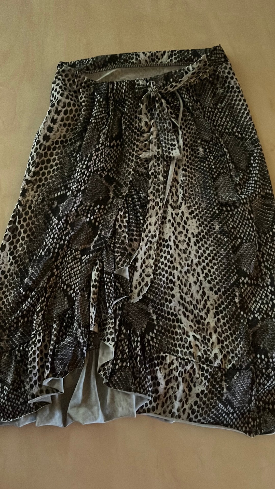 Zwarte/witte wikkelrok met slangenprint, Kleding | Dames, Rokken, Maat 38/40 (M), Zwart, Ophalen of Verzenden, Zo goed als nieuw