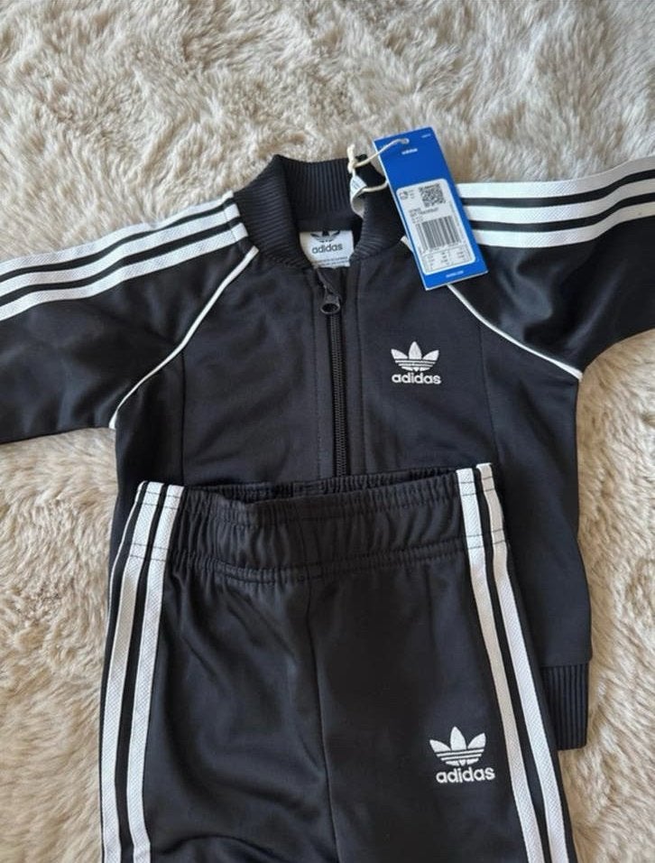 Adidas trainingspak baby - maat 6/9, Kinderen en Baby's, Ophalen of Verzenden, Nieuw, Jongetje of Meisje, Pakje