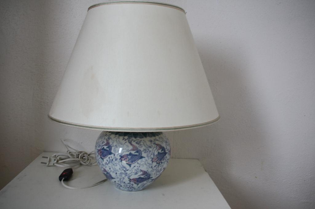 Ronde tafellamp/ vaaslamp met decoratie vissen en ronde kap., Ophalen, Gebruikt, Klassiek, Minder dan 50 cm
