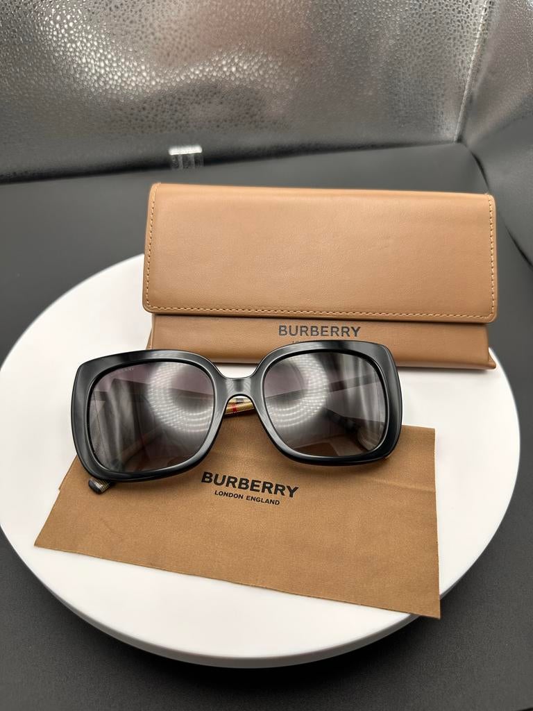 Burberry Zonnebril - Stijlvol en Elegant, Zonnebril, Zwart, Ophalen of Verzenden, Zo goed als nieuw