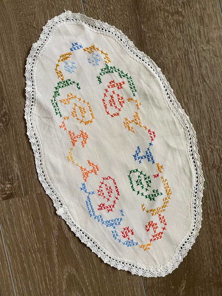 GRATIS Vintage kleedje met borduurwerkje erop!, Ophalen