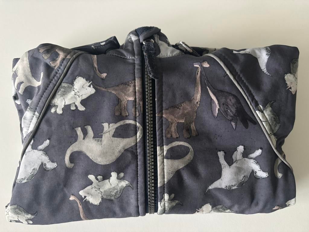 Name It softshell jas - antraciet met dino’s - maat 92, Kinderen en Baby's, Ophalen of Verzenden, Zo goed als nieuw, Jongen, Jas