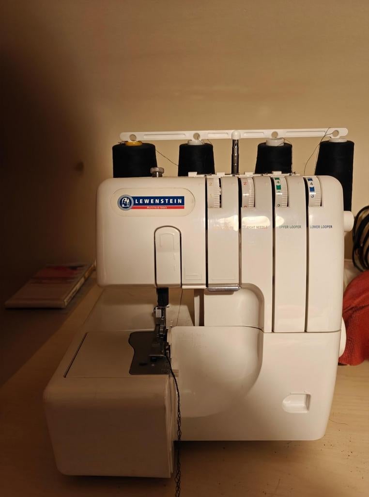 Lewenstein Multilock 700de Lockmachine – Handleiding klossen, Hobby en Vrije tijd, Naaimachines en Toebehoren, Lockmachine, Overige merken