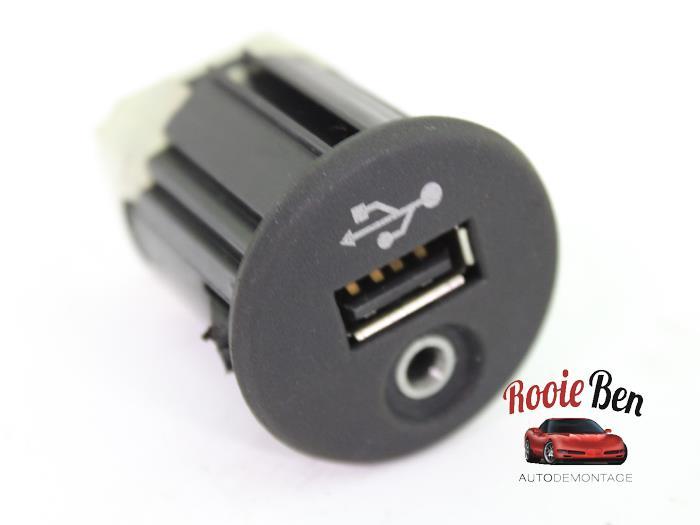 AUX/USB aansluiting van een Nissan Qashqai, Auto-onderdelen, Gebruikt, -, -, Ophalen of Verzenden