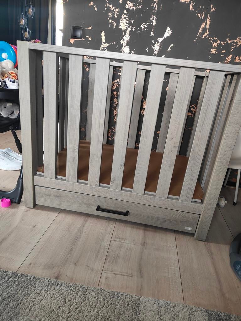 Box twf met lade en 2 boxkleden, Ophalen, Gebruikt, Lade