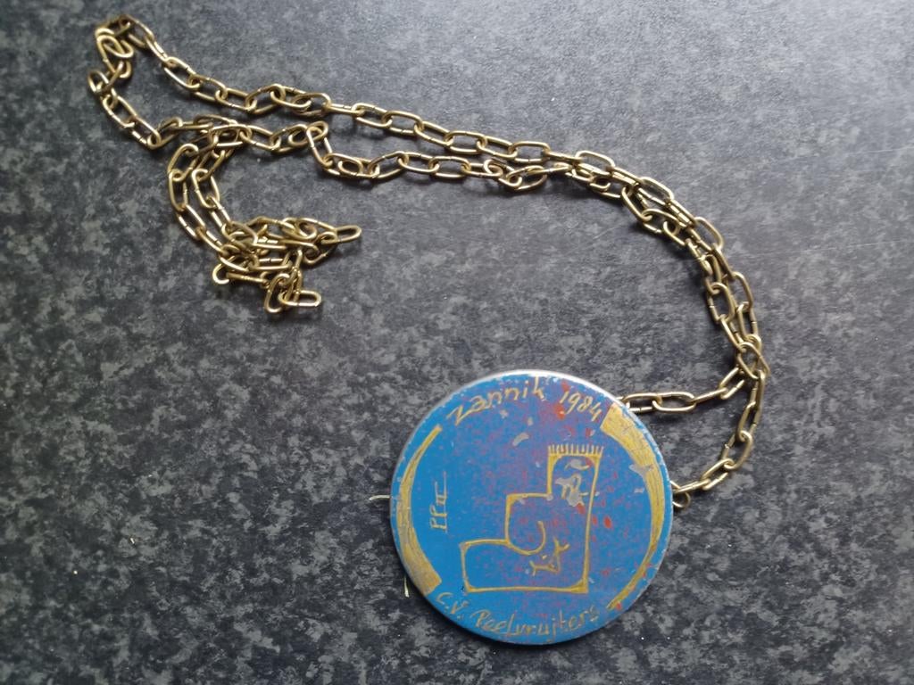 Carnavals onderscheiding button CV Peelvrujters 1984, Ophalen, Overige materialen, Nederland