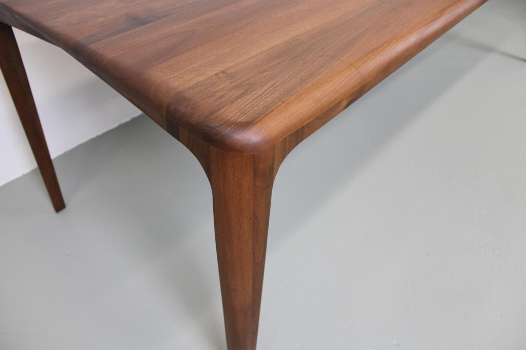 Artisan Twist tafel, Europees walnoot, 220/90/76 cm, Ophalen, 50 tot 100 cm, Vijf personen of meer, Rechthoekig