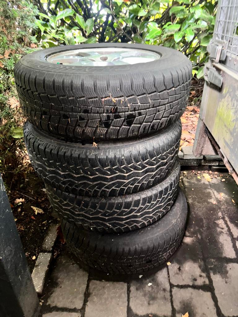 Volvo Winterbanden op Velg 235/65 R17 (incl. Reserveband), Gebruikt, Banden en Velgen, 17 inch, 235 mm