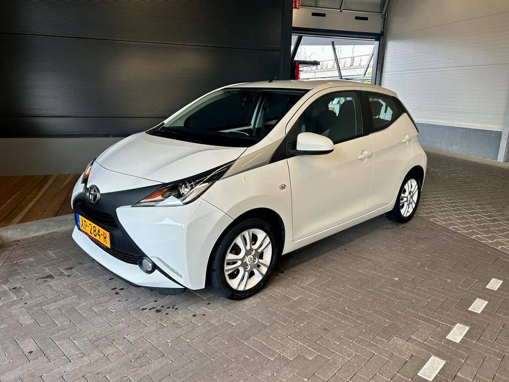 Toyota Aygo 1.0  Automaat 2017 Carplay, Parkeercamera, Parkeersensor, 4 stoelen, Wit, 24 km/l