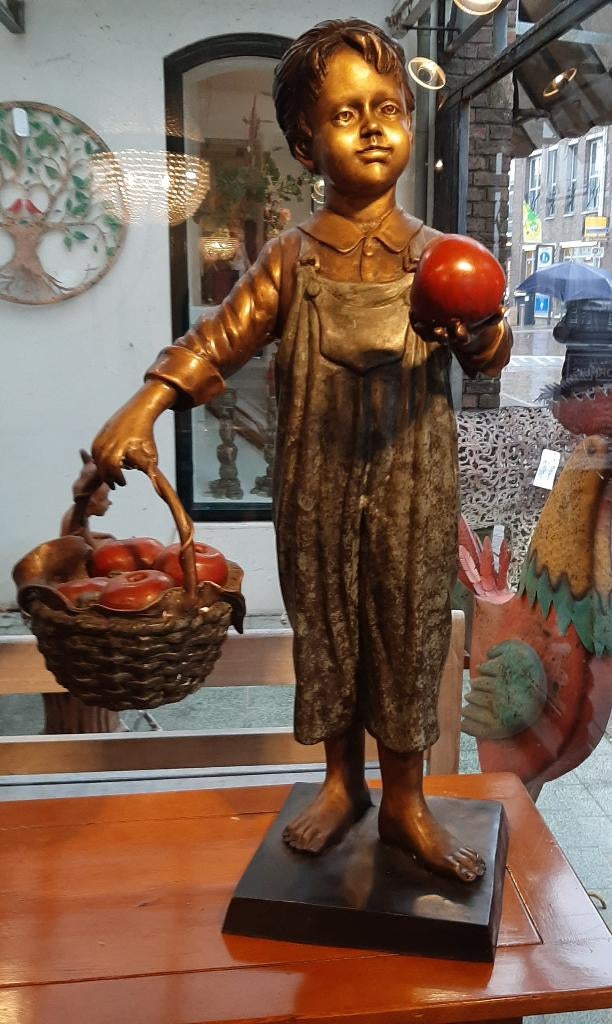 Bronzen beeld kind met appels, Antiek en Kunst, Ophalen of Verzenden
