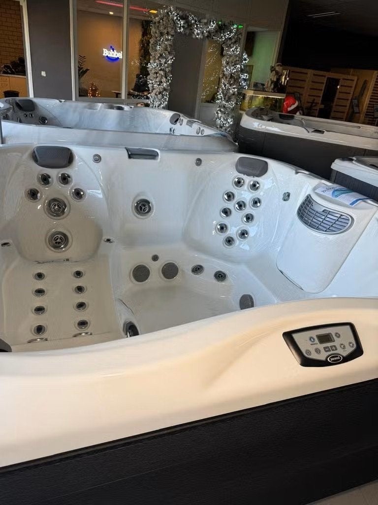 Jacuzzi J-375 Showroommodel, Ophalen, Zo goed als nieuw, Trap, Vast